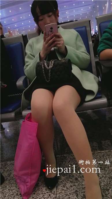 4k-车站候车室遇见光滑肉丝美腿高跟鞋大眼萌妹子