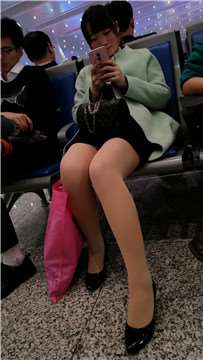 4k-车站候车室遇见光滑肉丝美腿高跟鞋大眼萌妹子