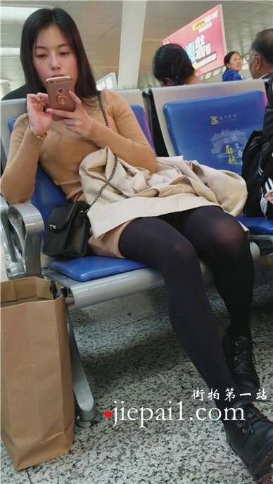 4k-高铁站候车室拍摄黑丝美腿大眼小清新女神姐姐
