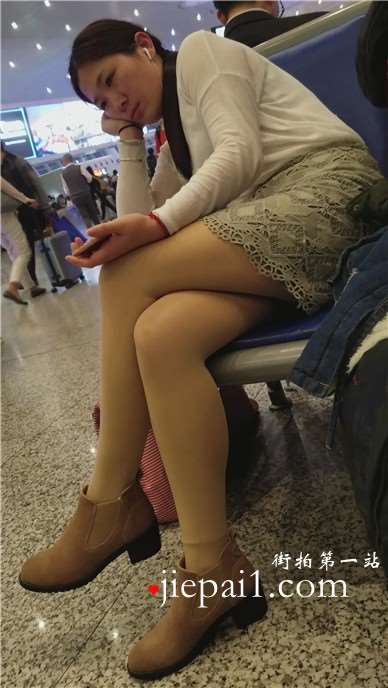 4k-车站候车室偶遇丰满肉丝长腿少妇，无聊到带着耳机听...