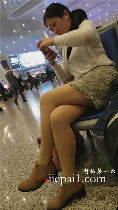 4k-车站候车室偶遇丰满肉丝长腿少妇，无聊到带着耳机听...
