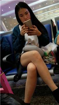 4k-高铁站候车室拍摄极品长腿女神姐姐