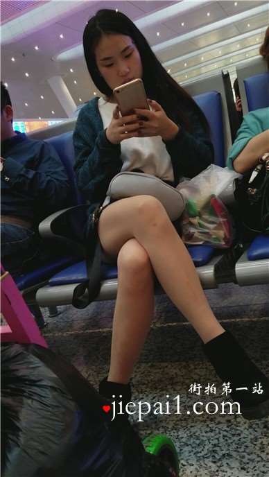 4k-高铁站候车室拍摄极品长腿女神姐姐