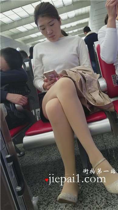 4k-高铁站候车室遇见颜值超高的优雅肉丝长腿女神姐姐