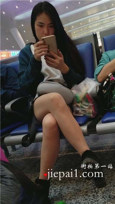 4k-高铁站候车室拍摄极品长腿女神姐姐