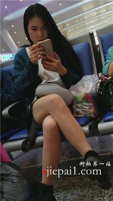 4k-高铁站候车室拍摄极品长腿女神姐姐