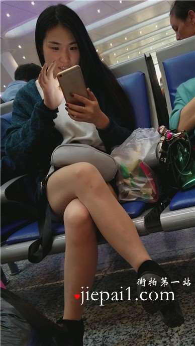 4k-高铁站候车室拍摄极品长腿女神姐姐