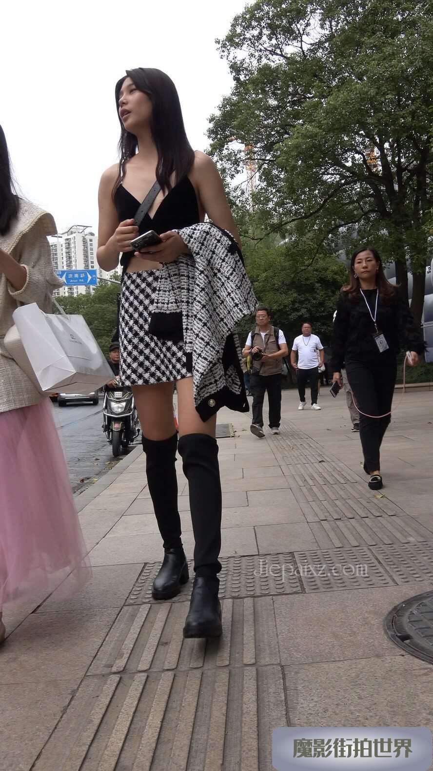 4K - 街拍性感火辣身材长腿美女 [1.30 GB/MP4]