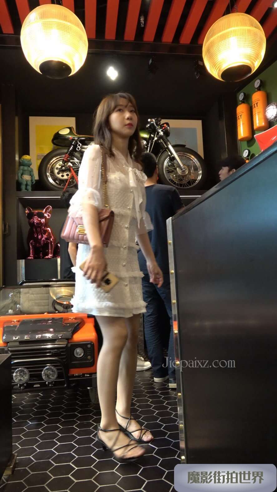 4K - 街拍别人家漂亮的白裙女友 [2.09 GB/MP4]