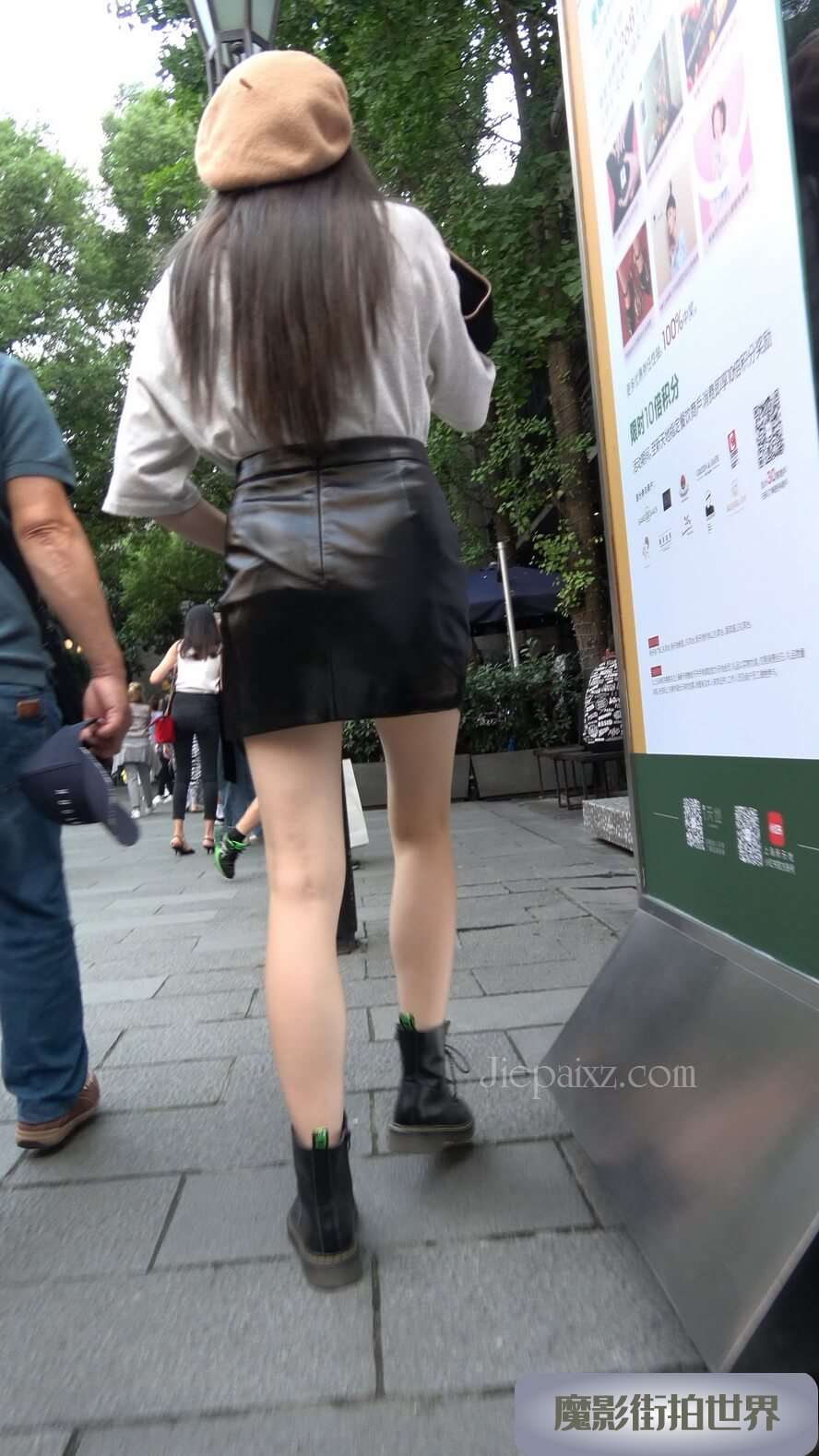 4K - 街拍皮短裙青春少女 [1.52 GB/MP4]