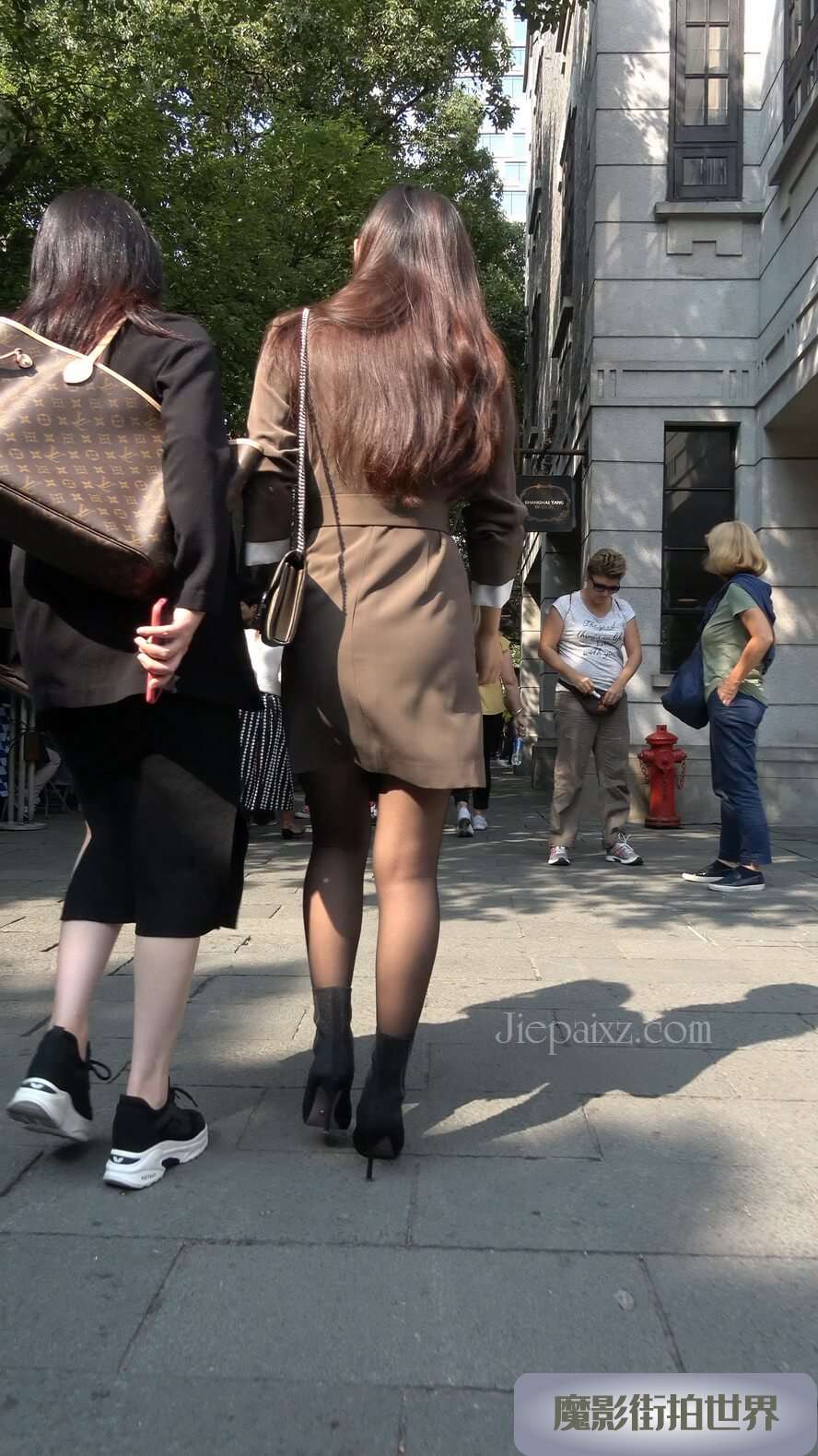 4K - 街拍黑丝美女 [1.94 GB/MP4]
