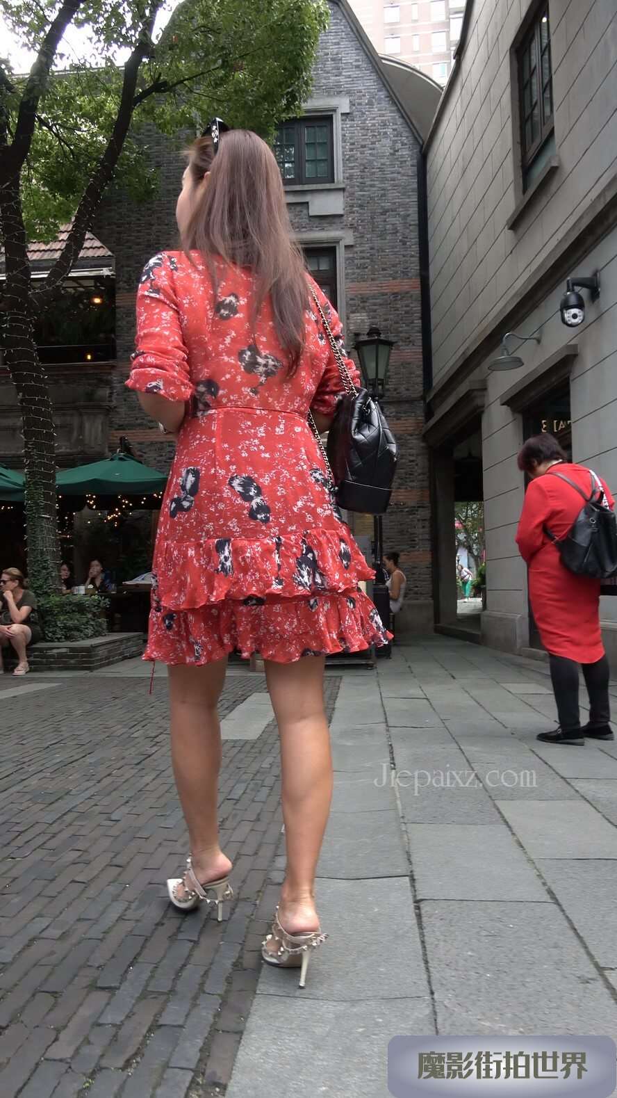4K - 街拍深红色印花裙美女 [1.17 GB/MP4]