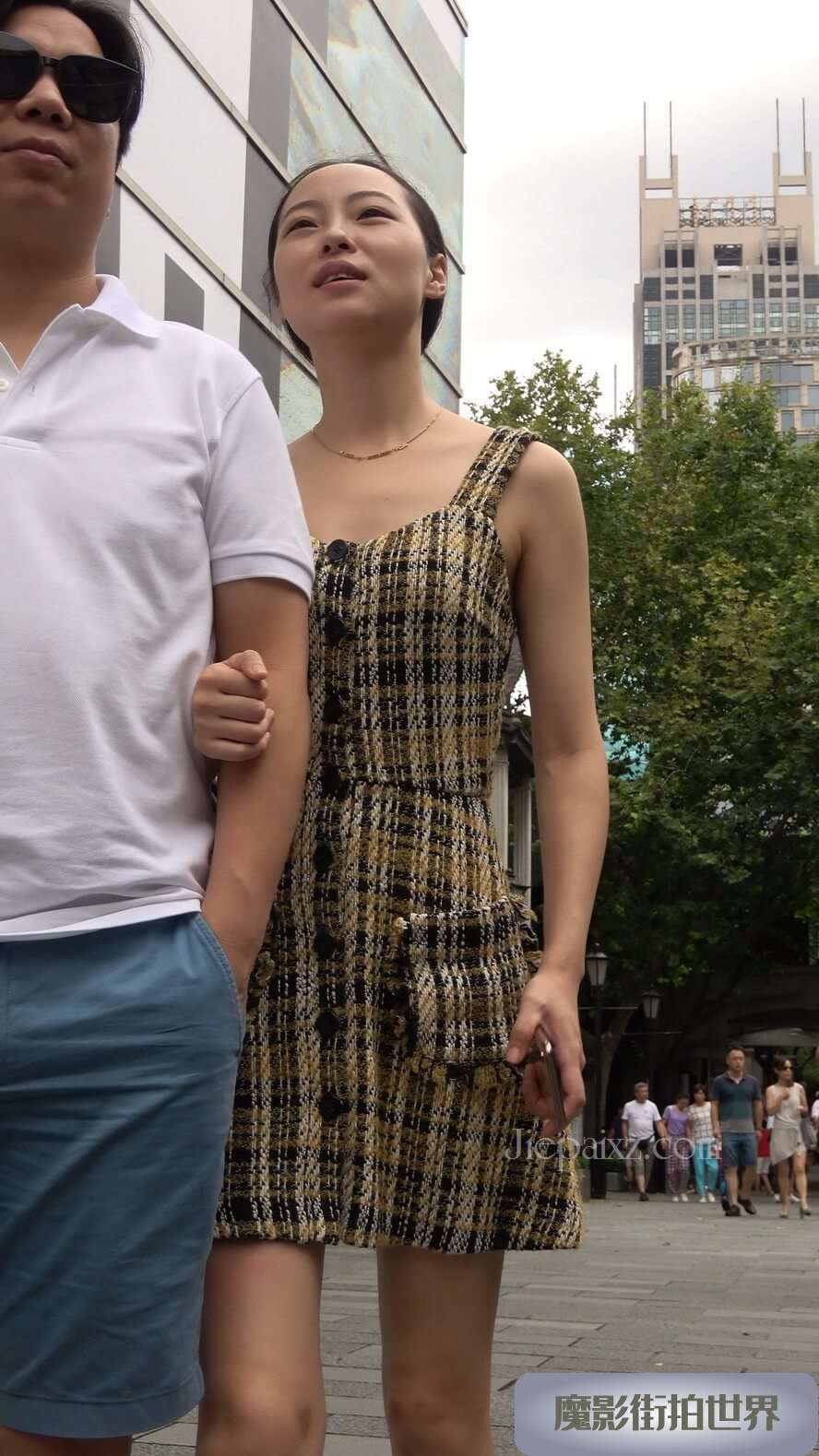 4K - 街拍黑色尖嘴高跟美女 [1.84 GB/MP4]