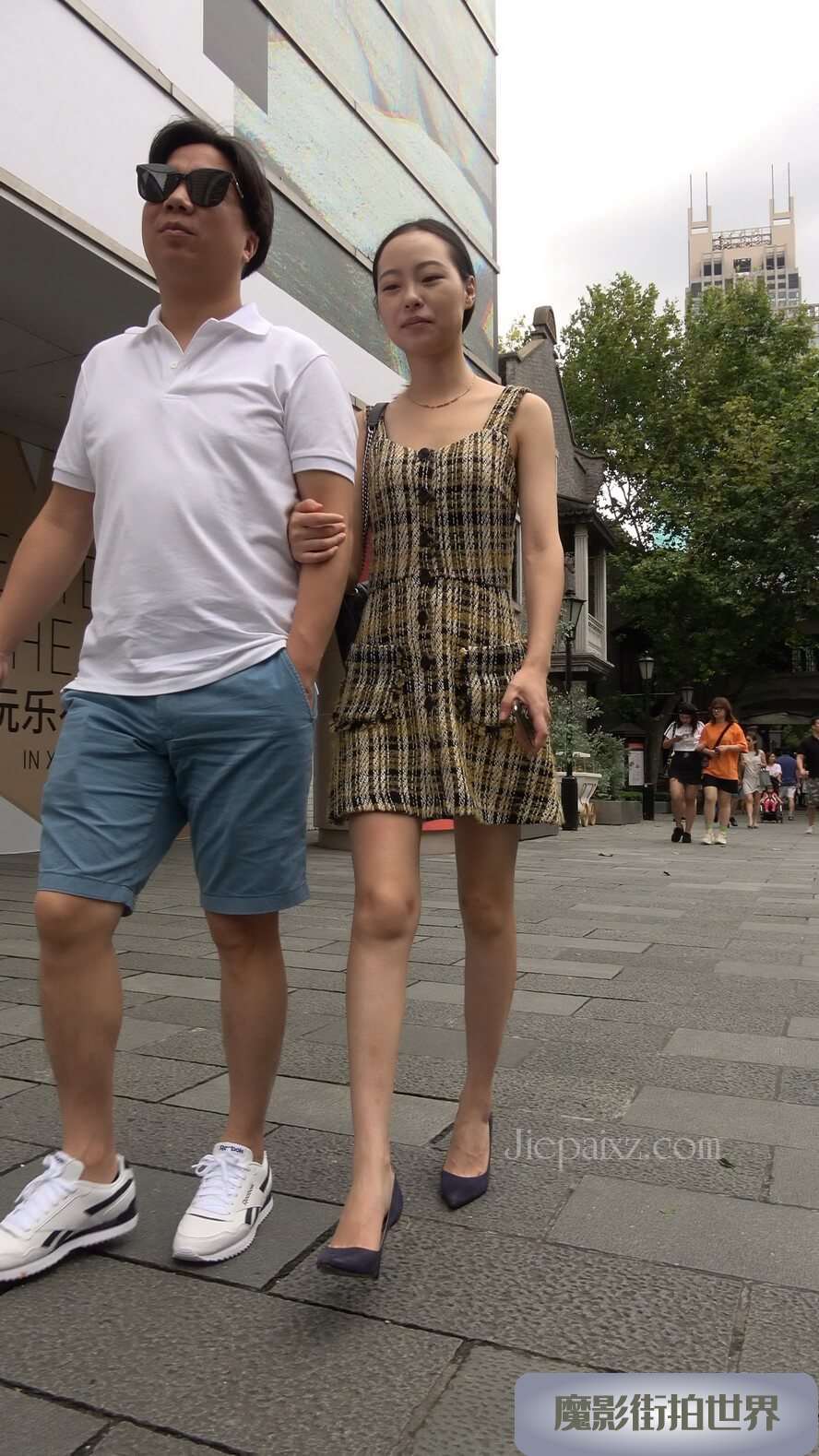 4K - 街拍黑色尖嘴高跟美女 [1.84 GB/MP4]