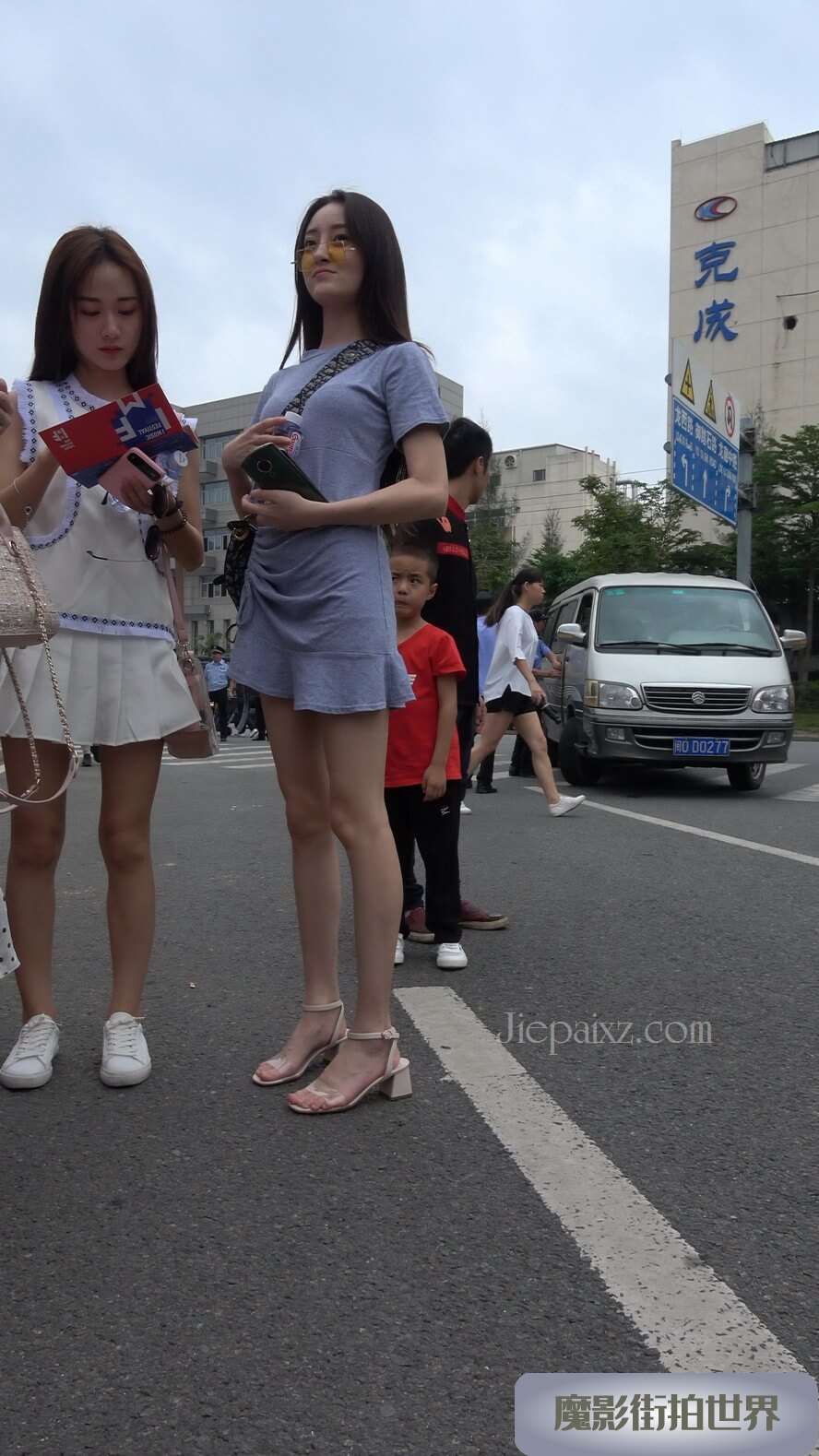 4K - 街拍抽烟的街拍美女 [1.38 GB/MP4]