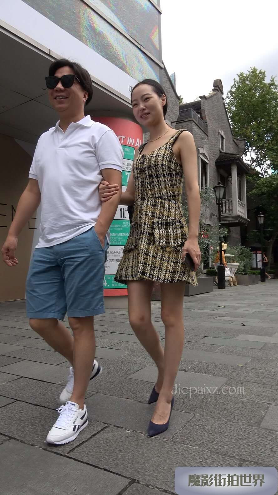 4K - 街拍黑色尖嘴高跟美女 [1.84 GB/MP4]