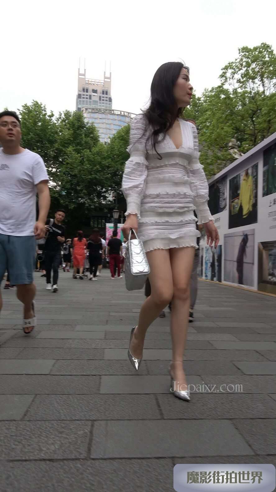 4K - 街拍性感的高跟鞋白裙美姐 [1.05 GB/MP4]