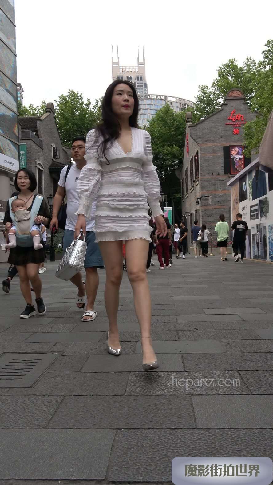4K - 街拍性感的高跟鞋白裙美姐 [1.05 GB/MP4]