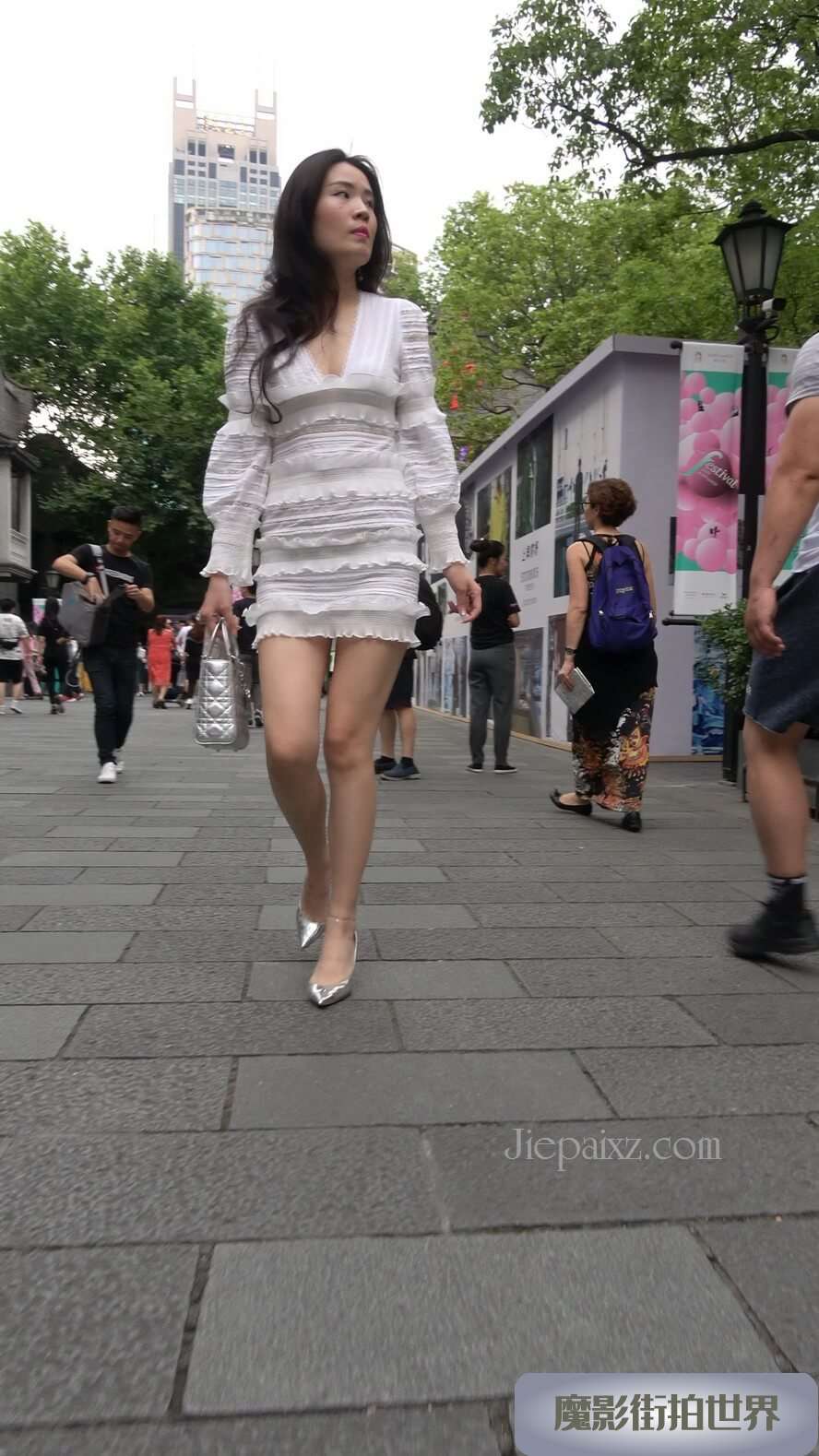 4K - 街拍性感的高跟鞋白裙美姐 [1.05 GB/MP4]