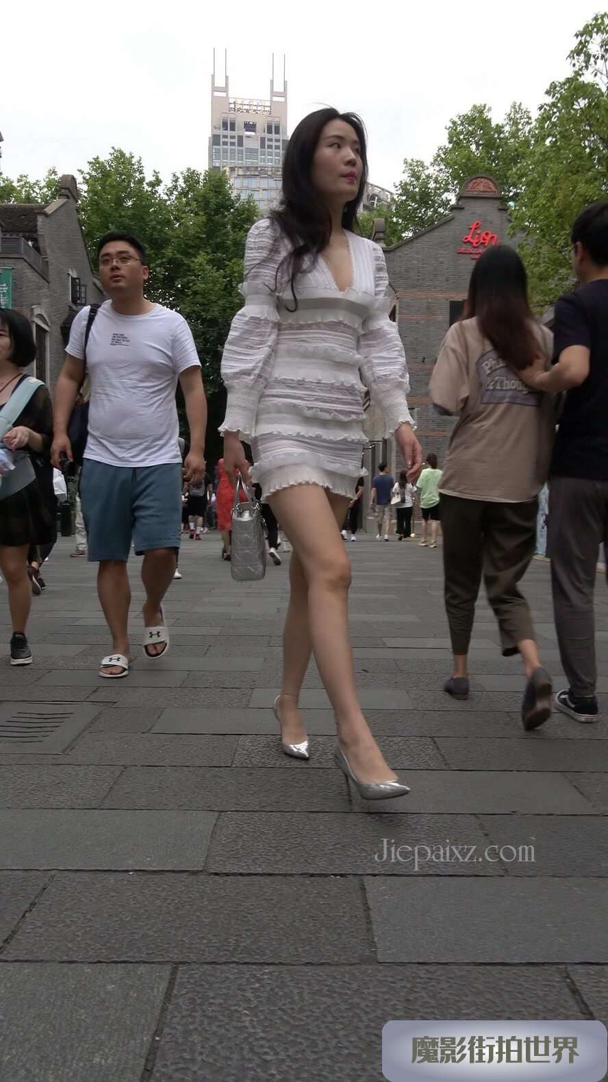4K - 街拍性感的高跟鞋白裙美姐 [1.05 GB/MP4]
