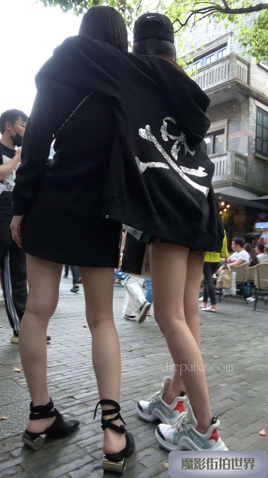 4K - 街拍小清新美女姐妹 [1.83 GB/MP4]