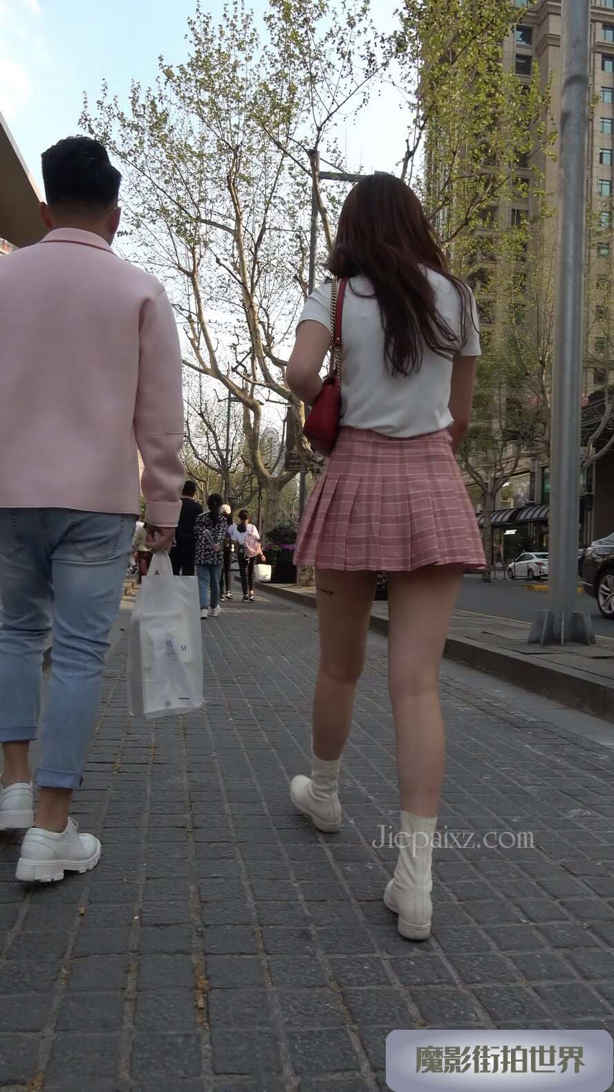 4K - 街拍粉色短裙美女姐姐 [828 MB/MP4]