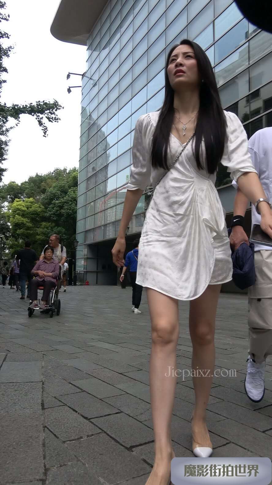 4K - 街拍白裙长腿姐姐 [683 MB/MP4]