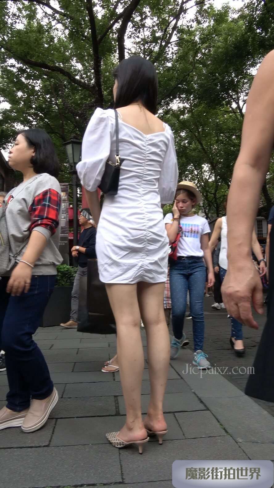 4K - 街拍白裙气质美女姐姐 [1.68 GB/MP4]