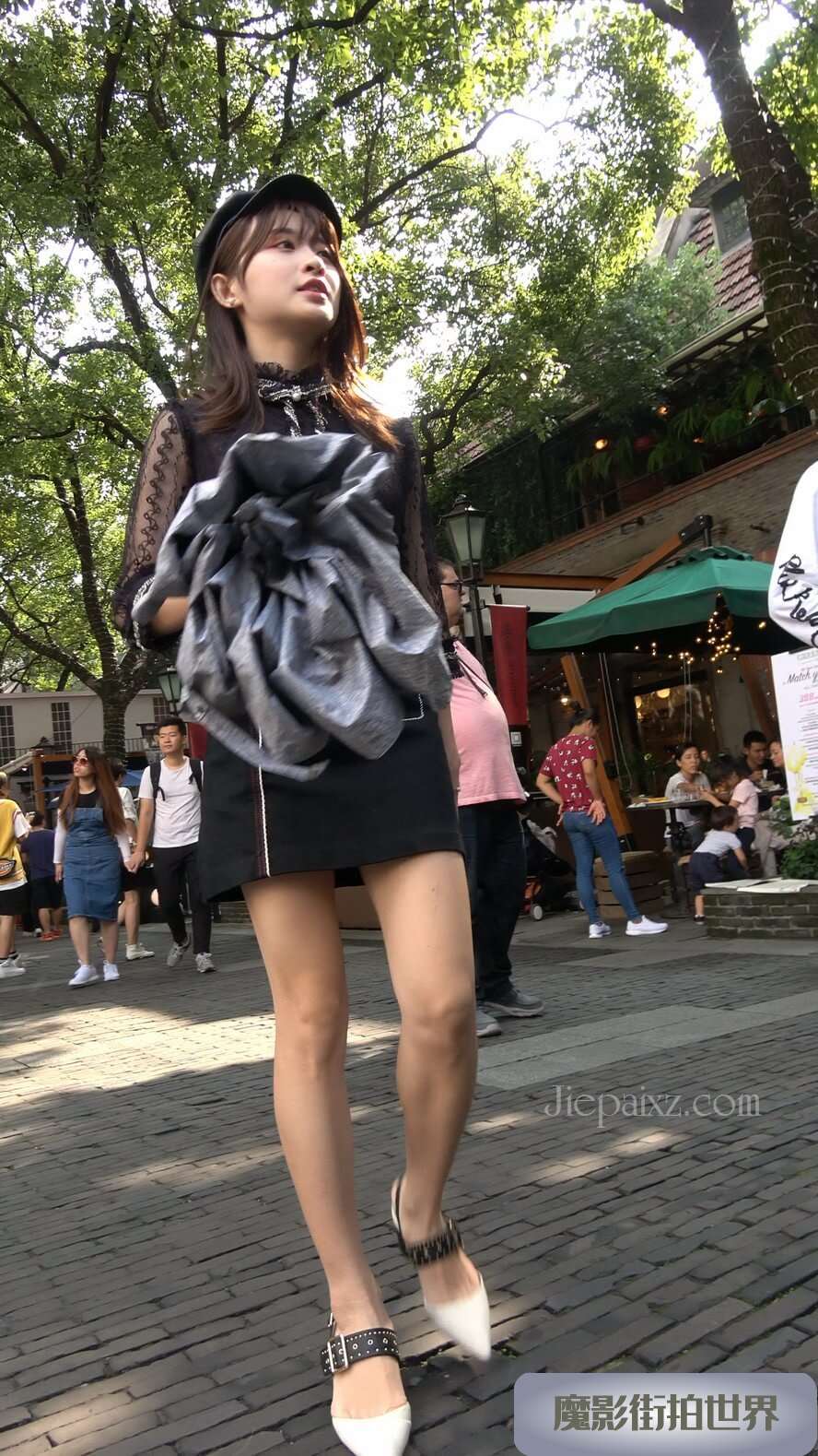 4K - 街拍黑色蕾丝裙街拍美女 [2.19 GB/MP4]