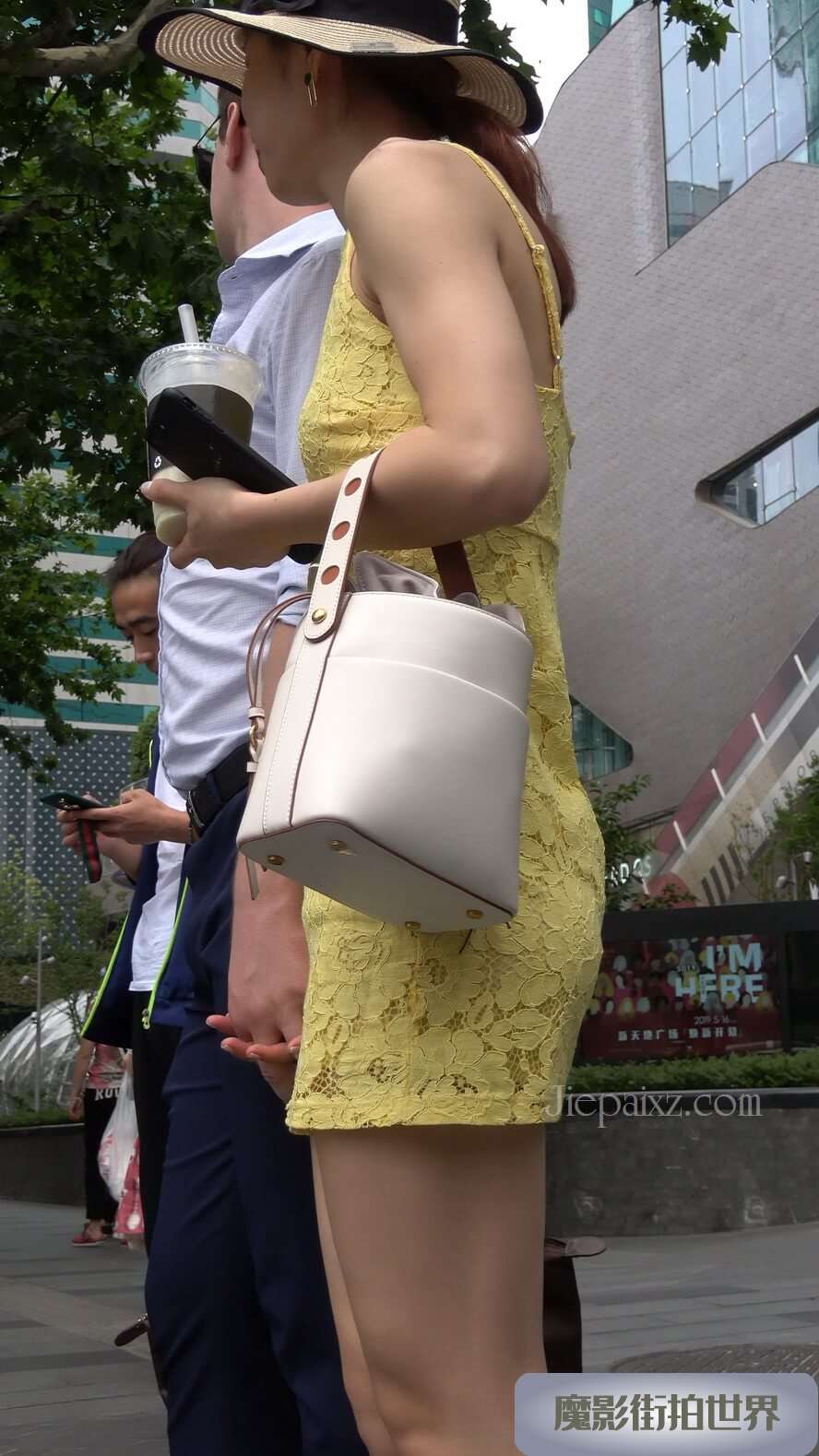 4K - 街拍黄色吊带裙美女[1.40 GB/MP4]