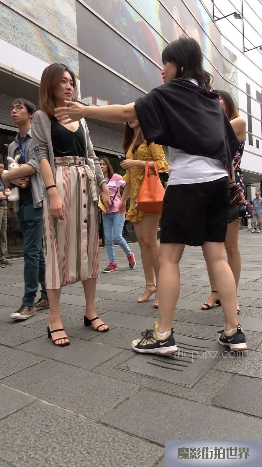 4K - 街拍气质美女姐妹 [1.34 GB/MP4]