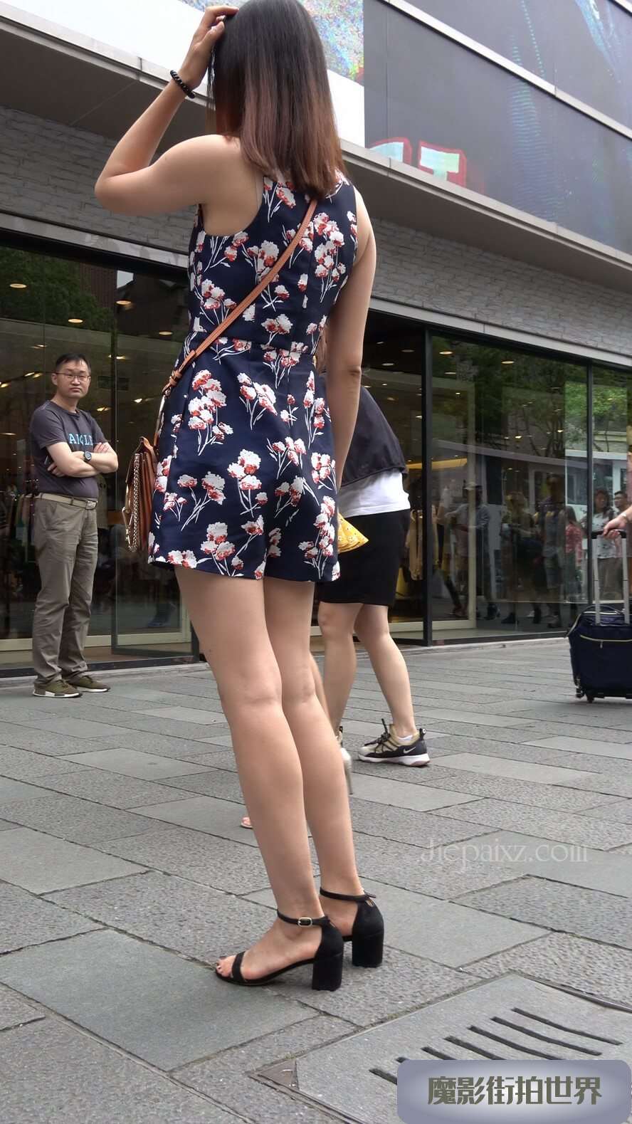 4K - 街拍气质美女姐妹 [1.34 GB/MP4]