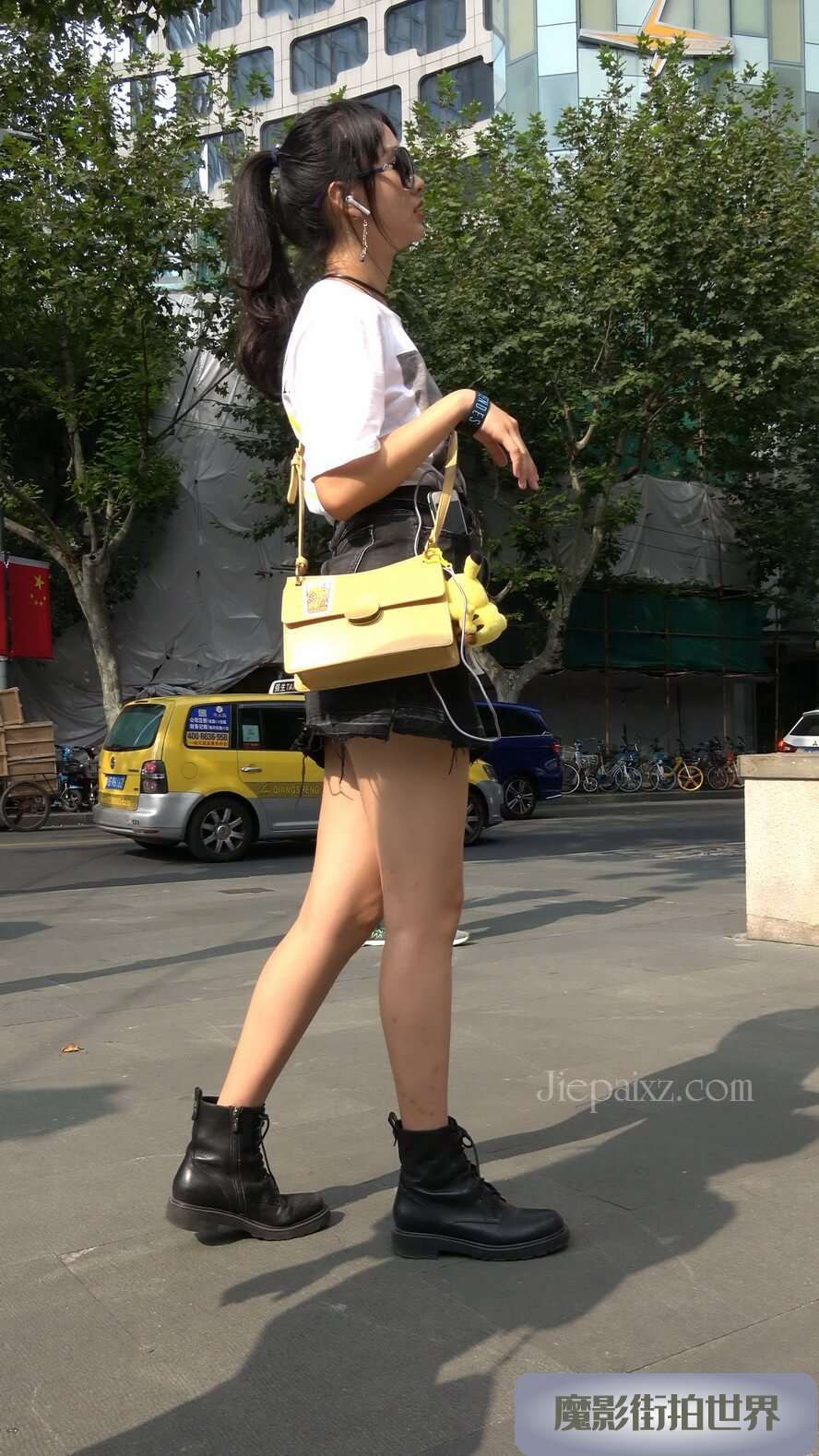 4K - 街拍短裙短靴马尾辫小姐姐 [1.86 GB/MP4]