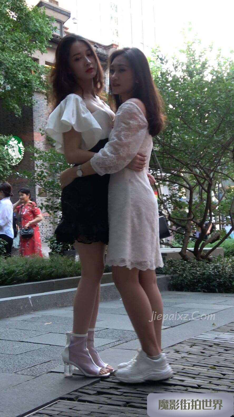 4K - 喜欢拍照的三美女 [1.71 GB/MP4]