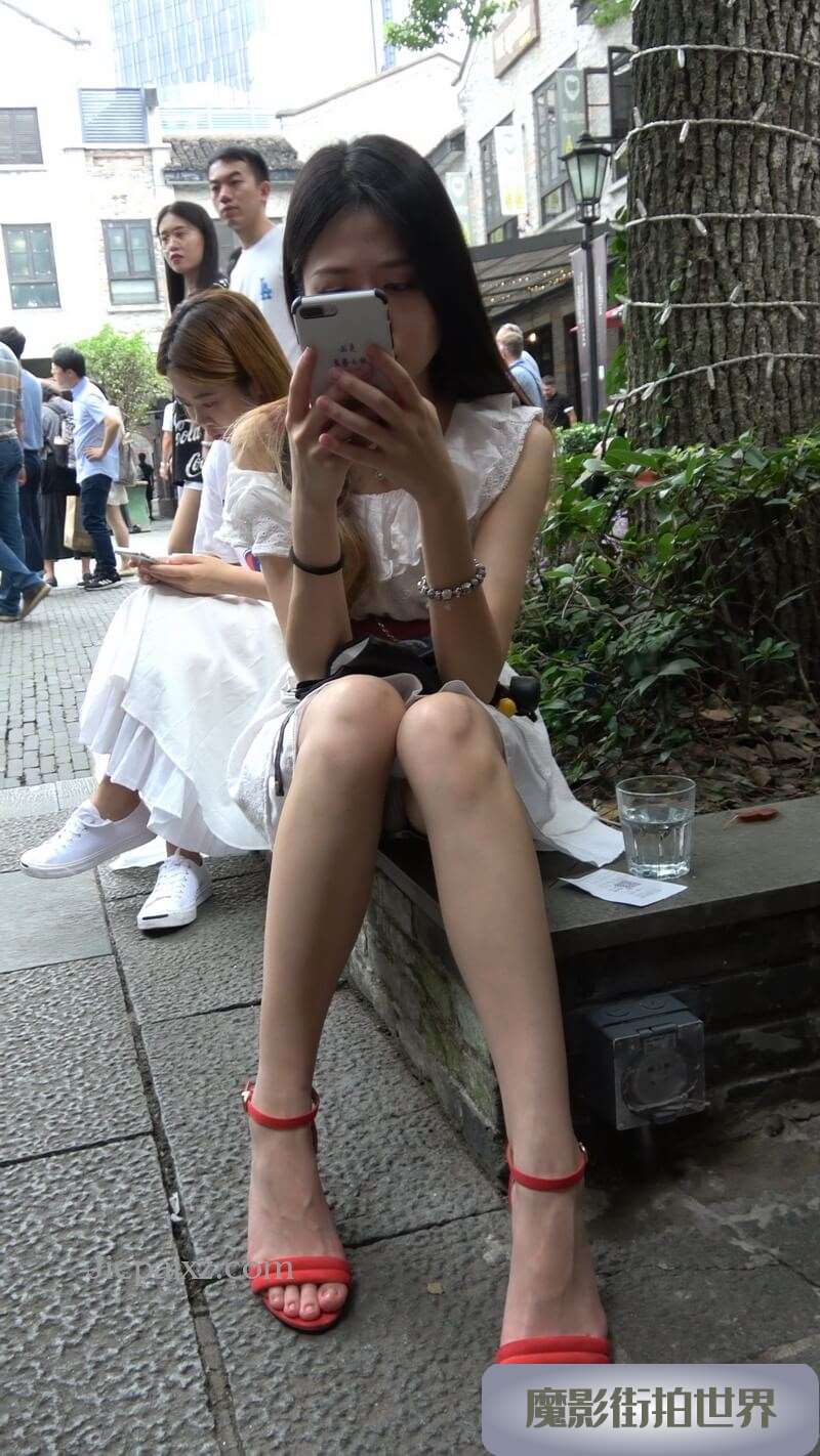 4K - 花坛边的红色凉高美腿姐姐 [1.52 GB/MP4]