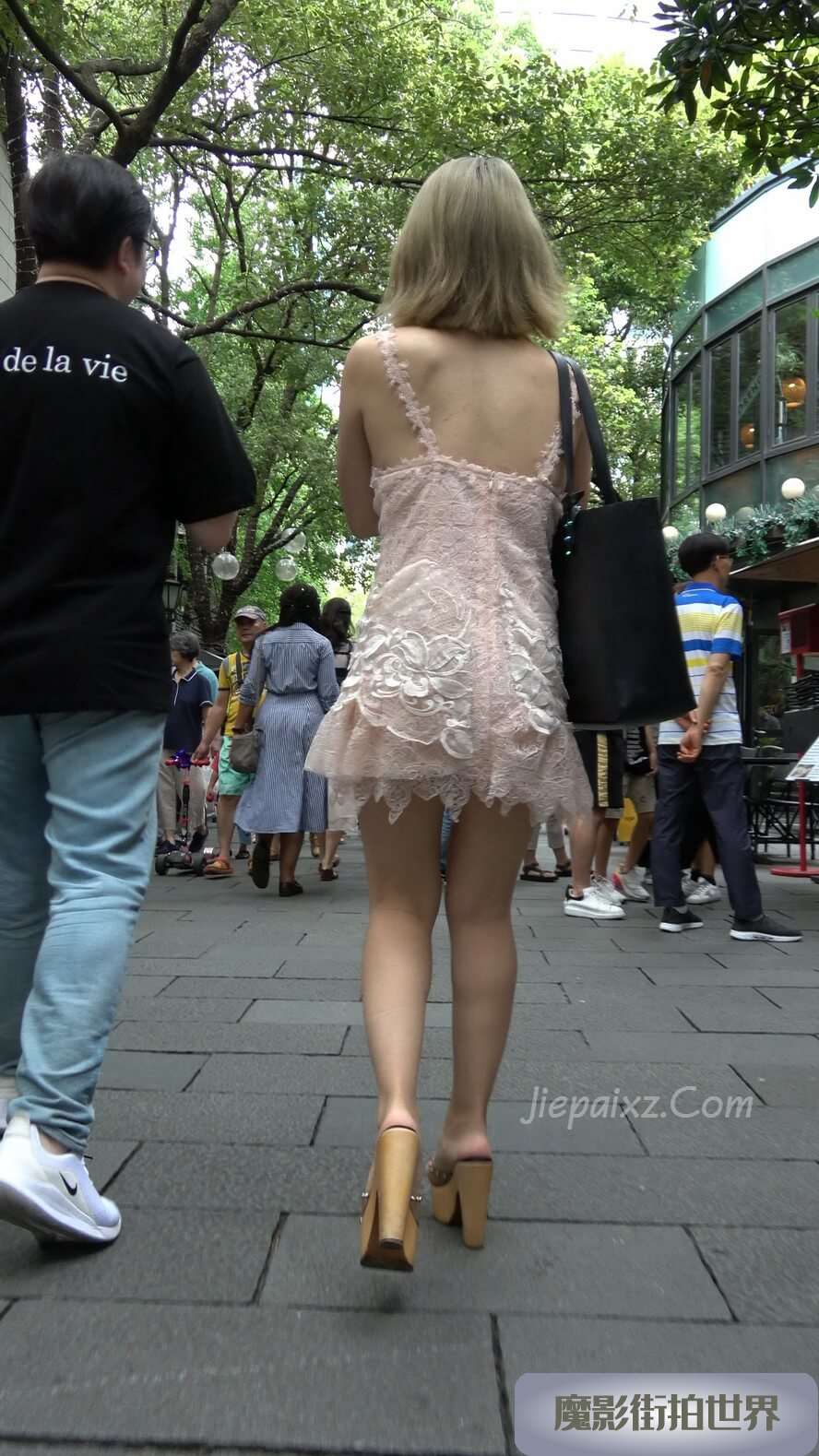 4K - 街拍粉色短裙性感美眉 [714 MB/MP4]