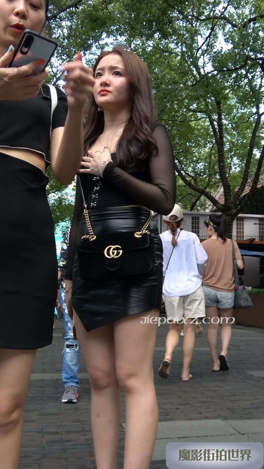 4K - 性感包臀皮短裙街拍高跟性感美女 [938 MB/MP4]