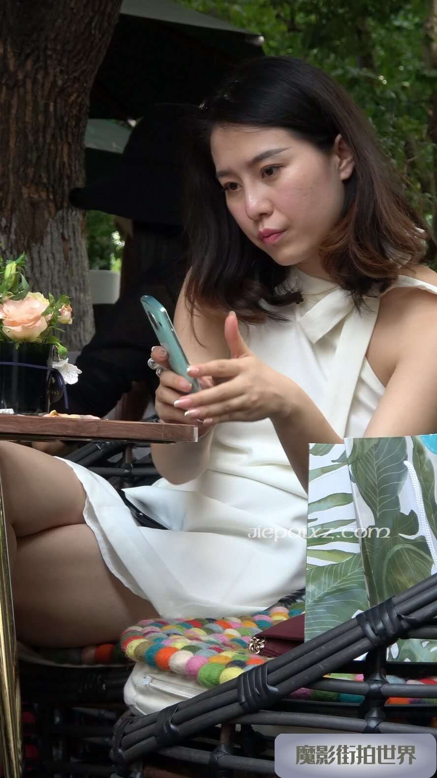4K - 性感美腿高跟街拍白色连衣裙美妇 [1.53 GB/MP4]