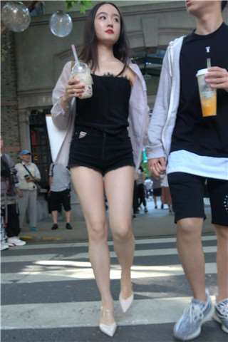 4K - 街拍白皙美腿气质少女 [1.79 GB/MP4]