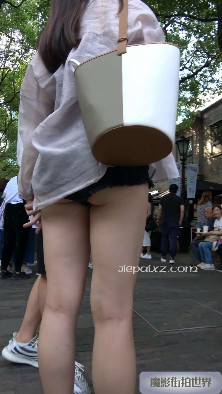 4K - 街拍白皙美腿气质少女 [1.79 GB/MP4]