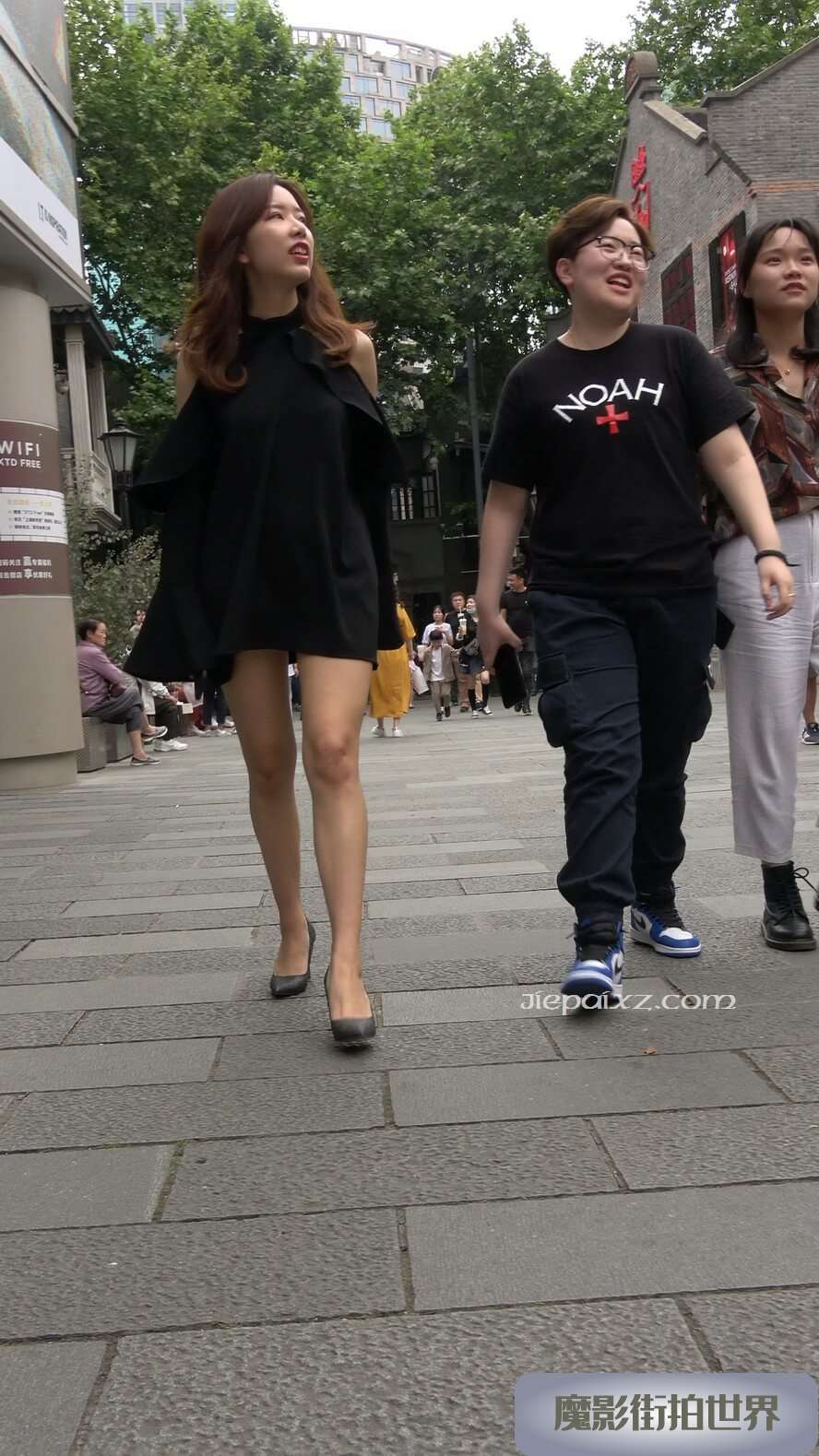 4K - 性感大长腿高跟鞋街拍美妇 [1.84 GB/MP4]