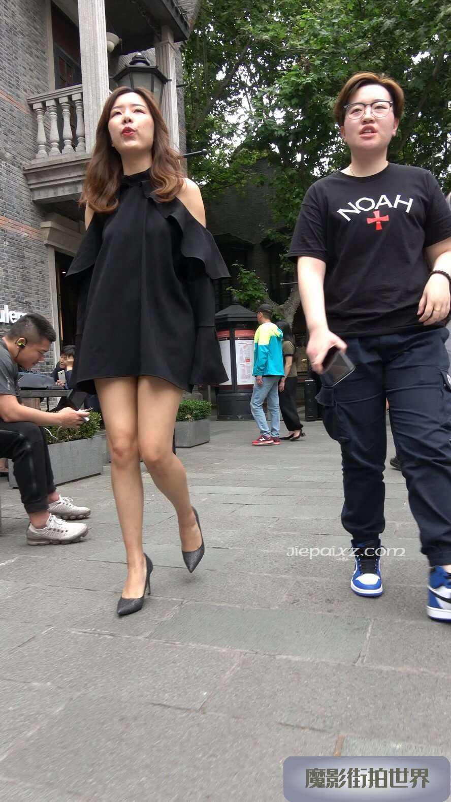 4K - 性感大长腿高跟鞋街拍美妇 [1.84 GB/MP4]