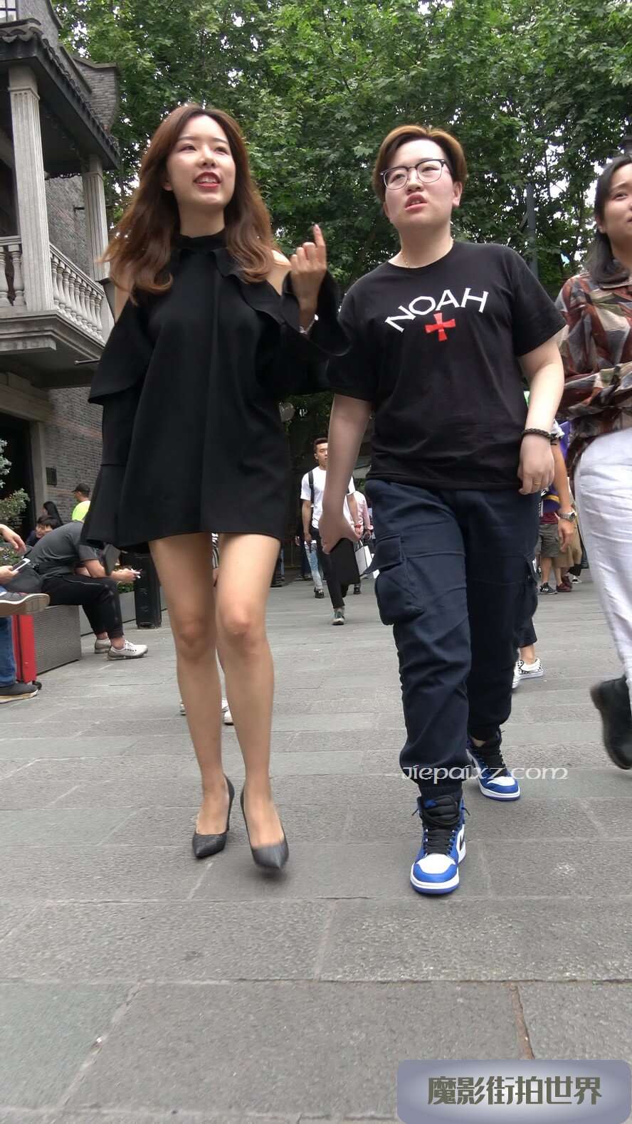4K - 性感大长腿高跟鞋街拍美妇 [1.84 GB/MP4]