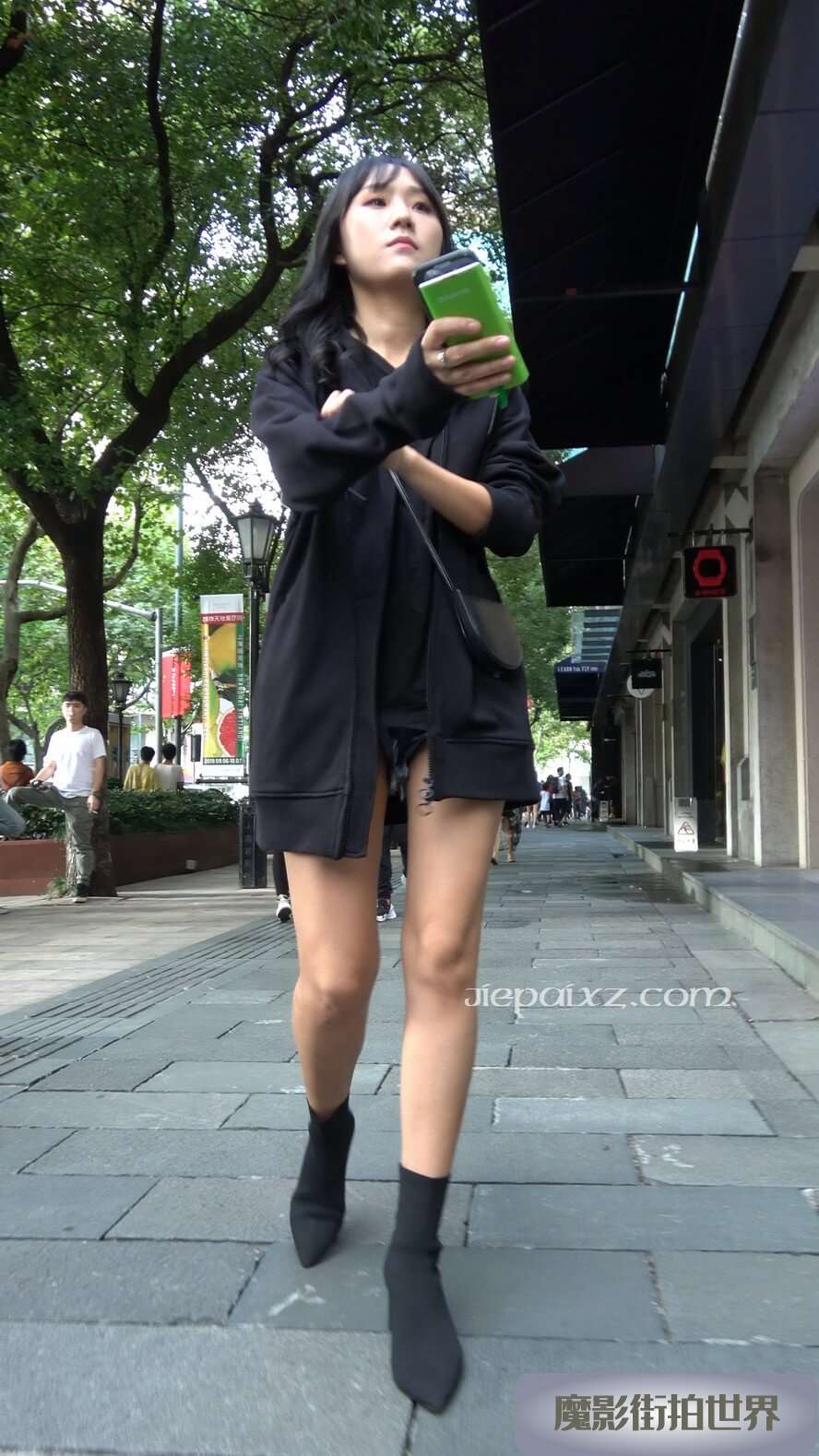 4K - 街拍长靴黑色卫衣小美女 [2.02 GB/MP4]