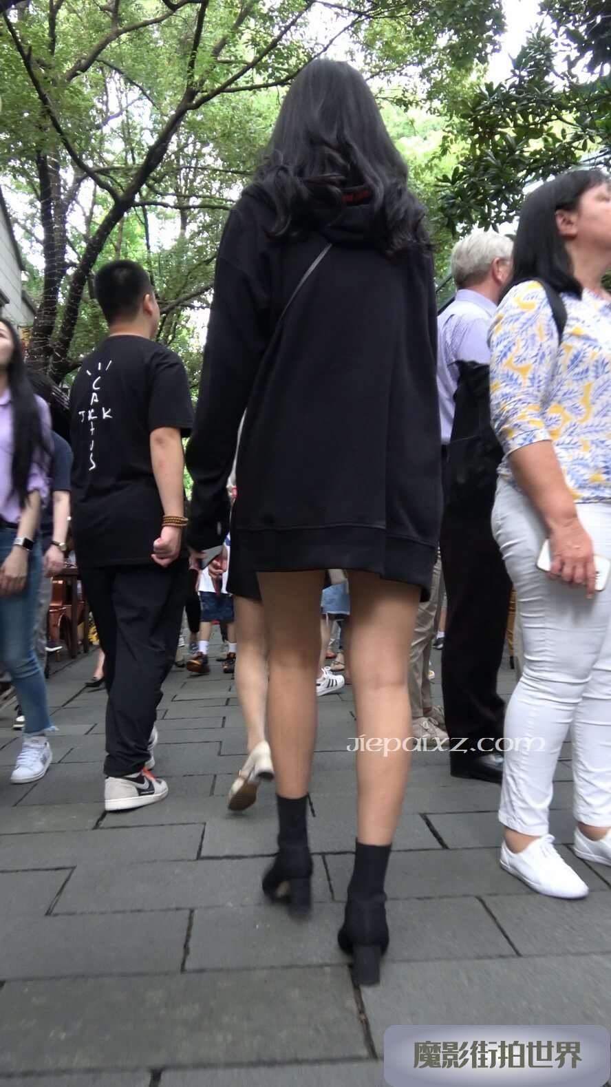 4K - 街拍长靴黑色卫衣小美女 [2.02 GB/MP4]