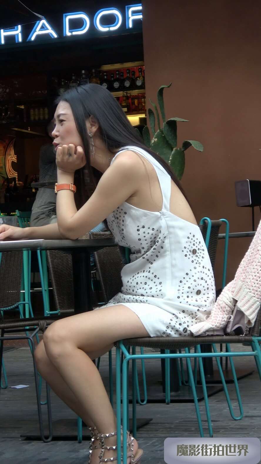 4K - 白色连衣裙高跟鞋街拍美女的下午茶 [1.11 GB/MP4]