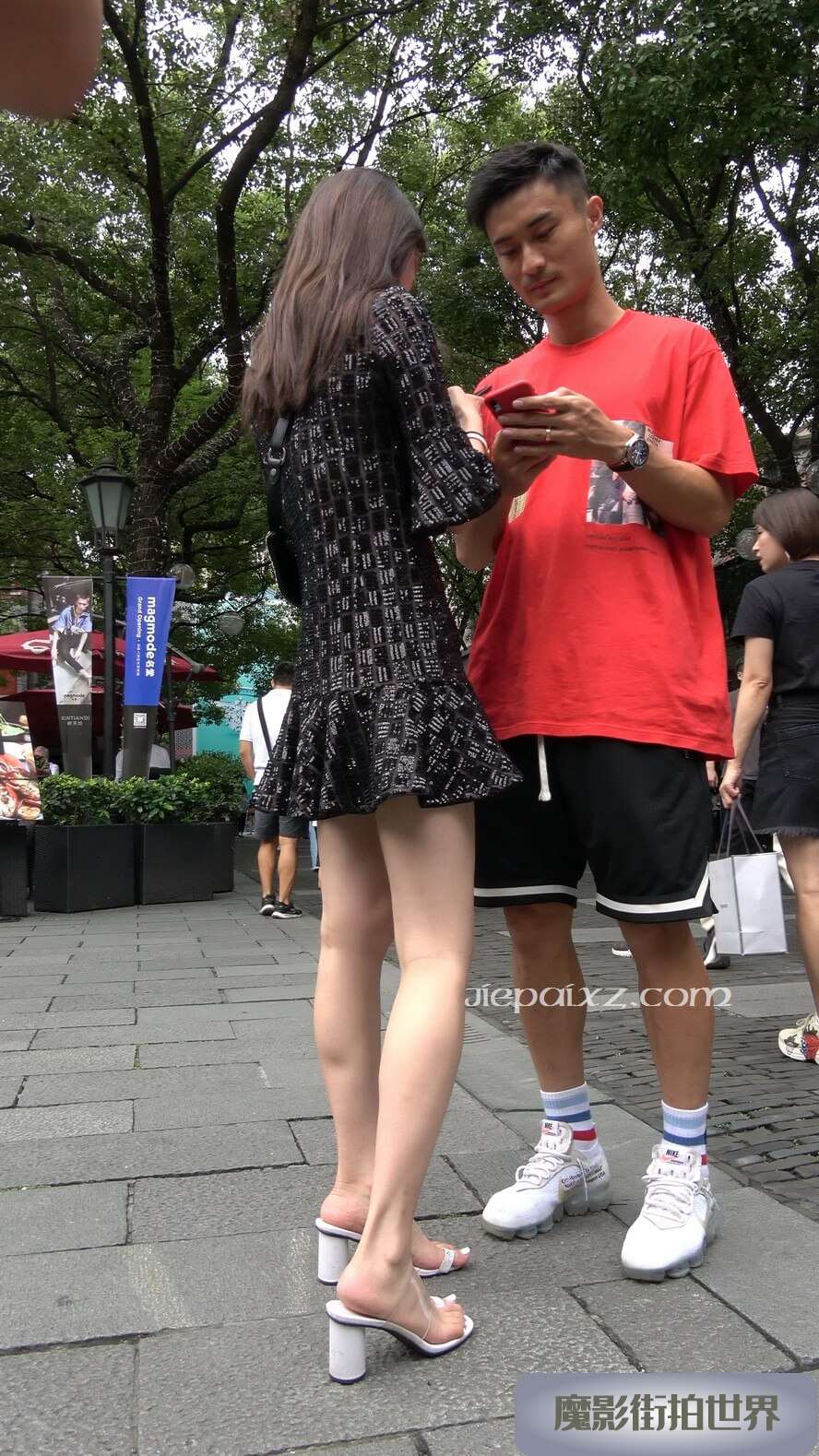 4K - 街拍热恋中的黑色连衣裙妹子 [2.44 GB/MP4]