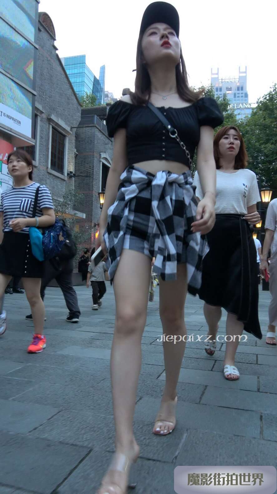 4K - 性感白皙美腿街拍高跟美女 [1.58 GB/MP4]