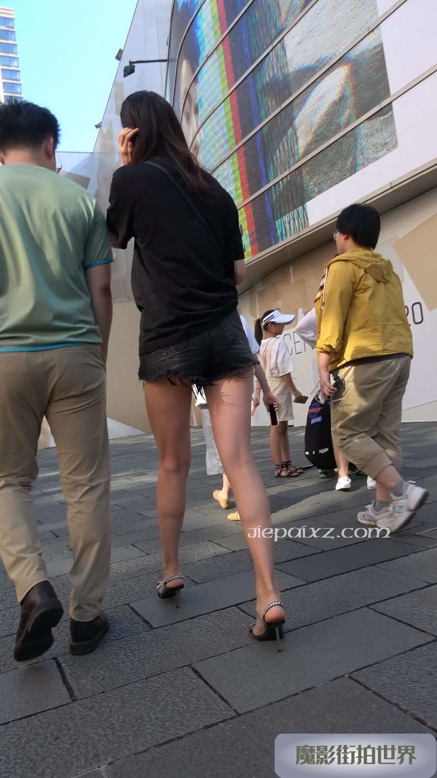 4K - 街拍热裤美腿吸烟的漂亮小姐姐 [2.06 GB/MP4]