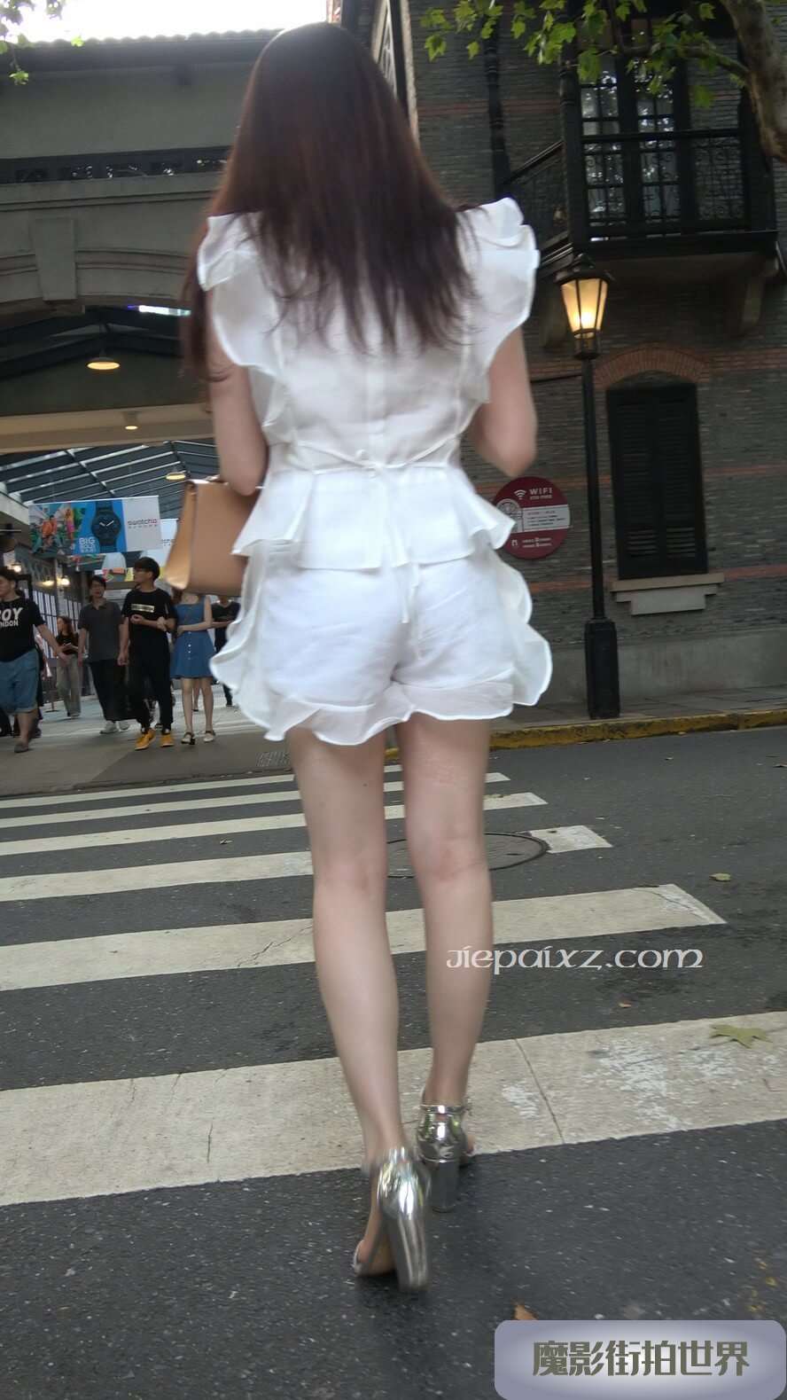 4K - 性感白皙美腿街拍连衣裙高跟美女 [2.09 GB/MP4]